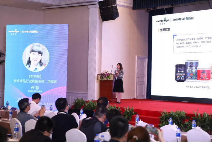 当新零售成为时代大潮之时，如何才能成为弄潮儿，而不是牺牲品？从大的方面讲，顺应消费升级的大方向，追求发展质量提升，推动消费真正提档升级；从小的方面讲，需要满足消费者对品质和品牌的要求，依托技术的进步，开拓更多元、更智慧、更高效的商业模式，把用户体验再提升一…