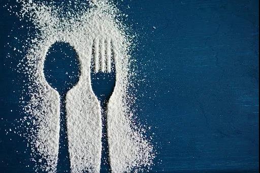 零卡、低糖、无糖，已经是风靡消费行业的一股热潮。尤其在今年成为风口，除了元气森林，农夫山泉、康师傅、雀巢、伊利，甚至是喜茶、奈雪的茶等，都在争夺无糖的风口。