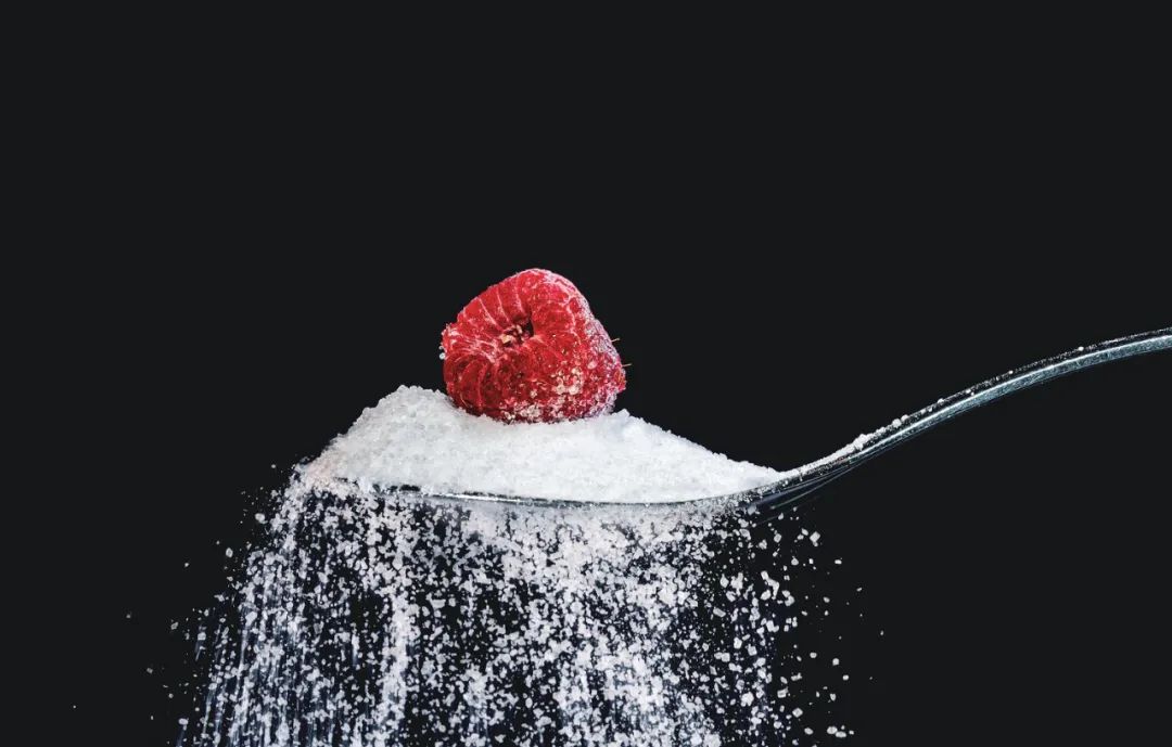 随着0糖饮品的盛行，减糖概念迅速扩张到烘焙、乳制品、巧克力等多个品类。而减糖行动的兴起，也带动了各类减糖方案的推陈出新。此前，甜味剂作为经典的减糖方案之一，受到研发端及应用端的广泛关注，却仍在一定程度上牺牲了产品口味。“如何在健康减糖的同时不牺牲口味”成了漫…